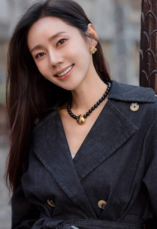 秋瓷炫巴黎街头惬意漫步 沐浴暖阳状态舒展 -6