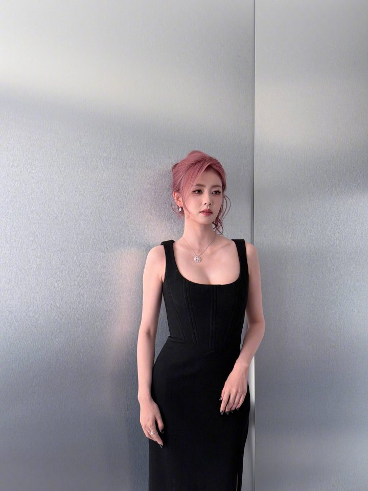 白鹿提醒粉丝染发需慎重 坦言伤头发怕大家跟风 -1 白鹿提醒粉丝染发需慎重 坦言伤头发怕大家跟风 -1