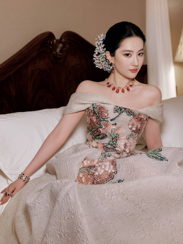 刘亦菲穿抹胸礼服优雅温婉 公主盘发尽显慵懒贵气 -4