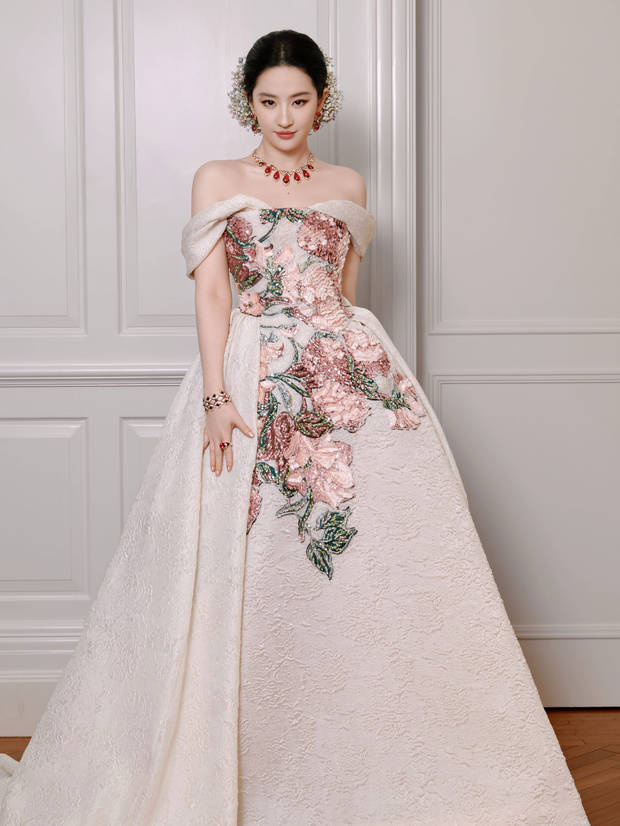 刘亦菲穿抹胸礼服优雅温婉 公主盘发尽显慵懒贵气 -9