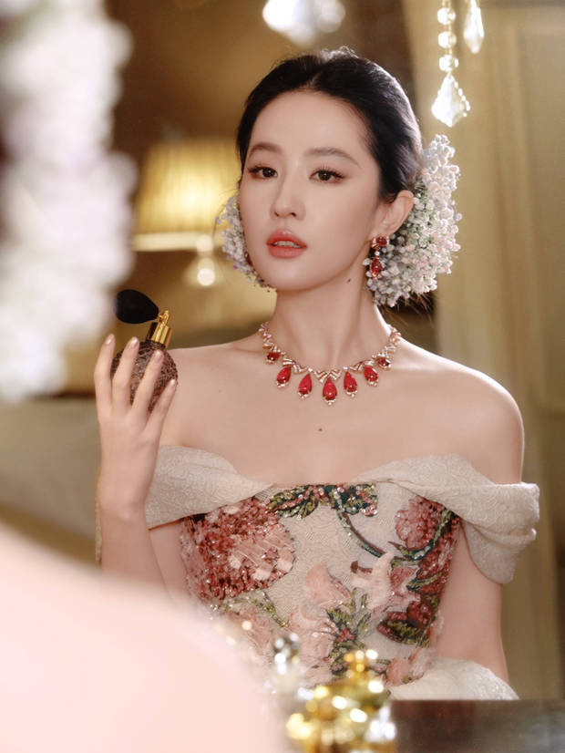 刘亦菲穿抹胸礼服优雅温婉 公主盘发尽显慵懒贵气 -1