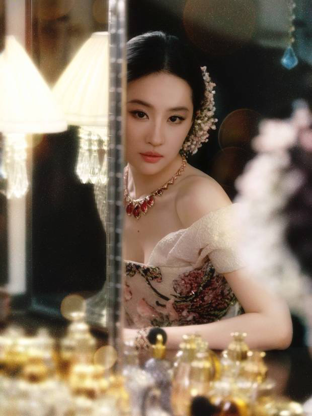 刘亦菲穿抹胸礼服优雅温婉 公主盘发尽显慵懒贵气 -7