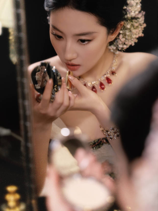 刘亦菲穿抹胸礼服优雅温婉 公主盘发尽显慵懒贵气 -3