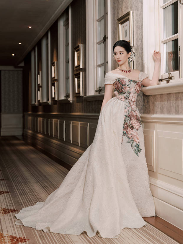 刘亦菲穿抹胸礼服优雅温婉 公主盘发尽显慵懒贵气 -2