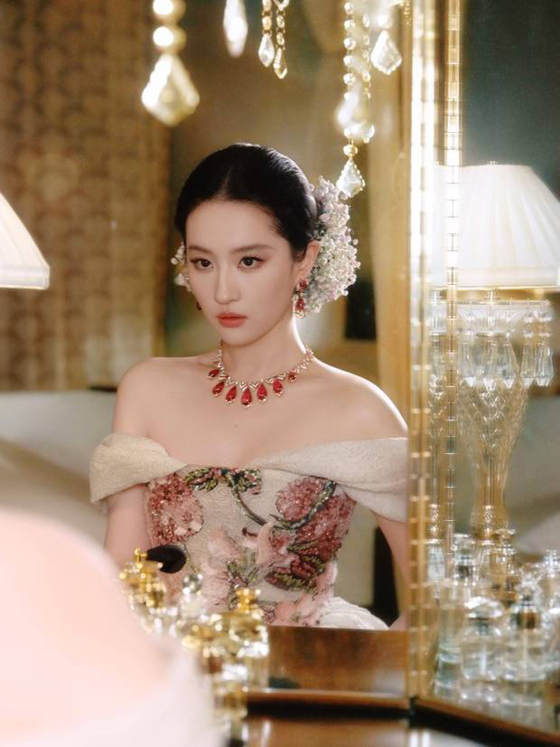 刘亦菲穿抹胸礼服优雅温婉 公主盘发尽显慵懒贵气 -6