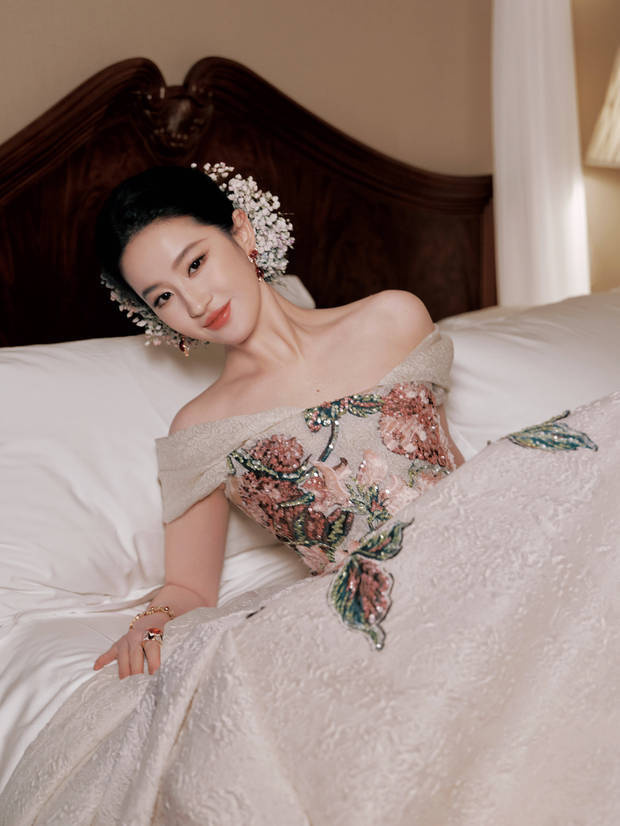 刘亦菲穿抹胸礼服优雅温婉 公主盘发尽显慵懒贵气 -5