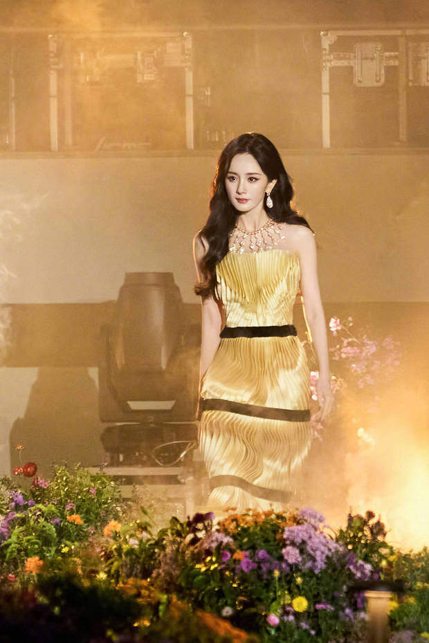 杨幂穿鎏金抹胸裙耀眼夺目 如金色曼陀罗魅力四射 -3 杨幂穿鎏金抹胸裙耀眼夺目 如金色曼陀罗魅力四射 -3