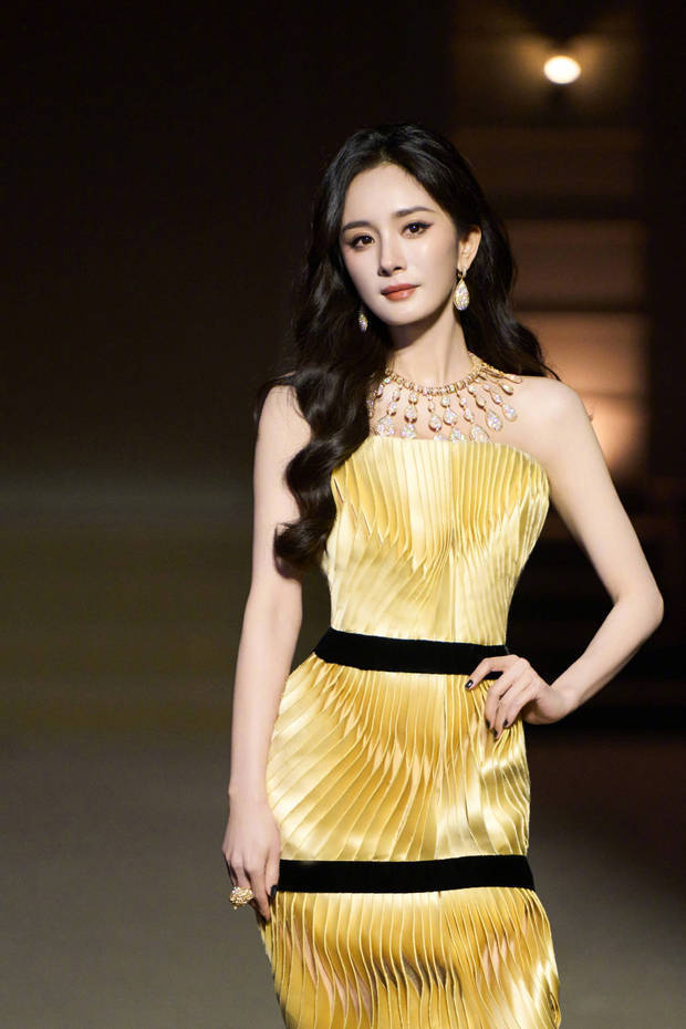 杨幂穿鎏金抹胸裙耀眼夺目 如金色曼陀罗魅力四射 -2 杨幂穿鎏金抹胸裙耀眼夺目 如金色曼陀罗魅力四射 -2