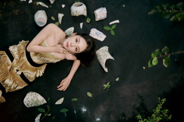 杨幂穿鎏金抹胸裙耀眼夺目 如金色曼陀罗魅力四射 -5 杨幂穿鎏金抹胸裙耀眼夺目 如金色曼陀罗魅力四射 -5