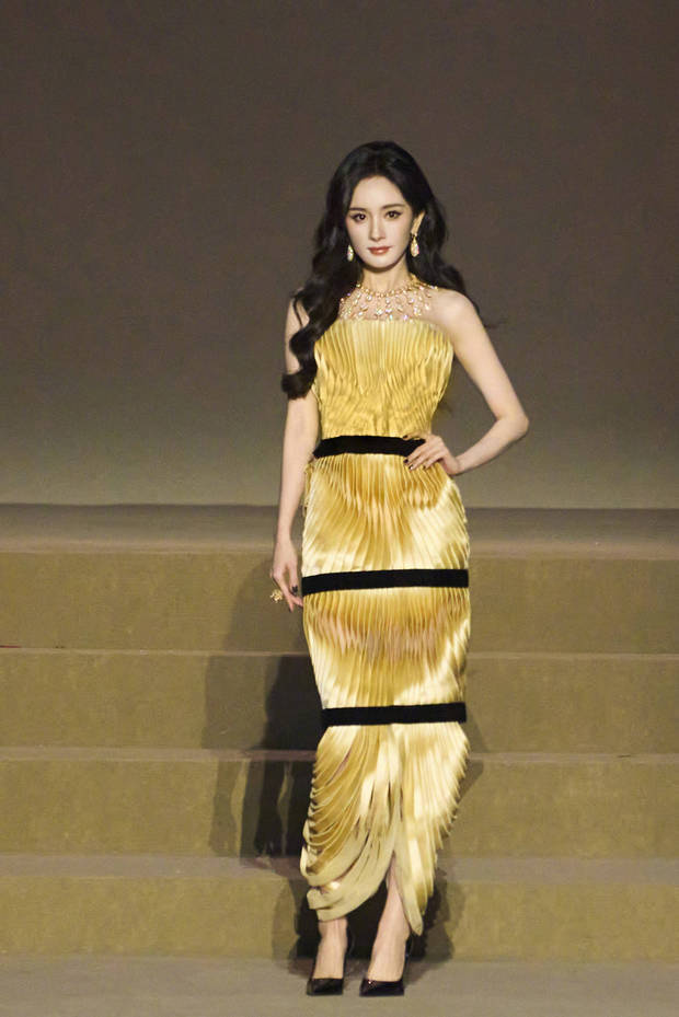 杨幂穿鎏金抹胸裙耀眼夺目 如金色曼陀罗魅力四射 -1 杨幂穿鎏金抹胸裙耀眼夺目 如金色曼陀罗魅力四射 -1