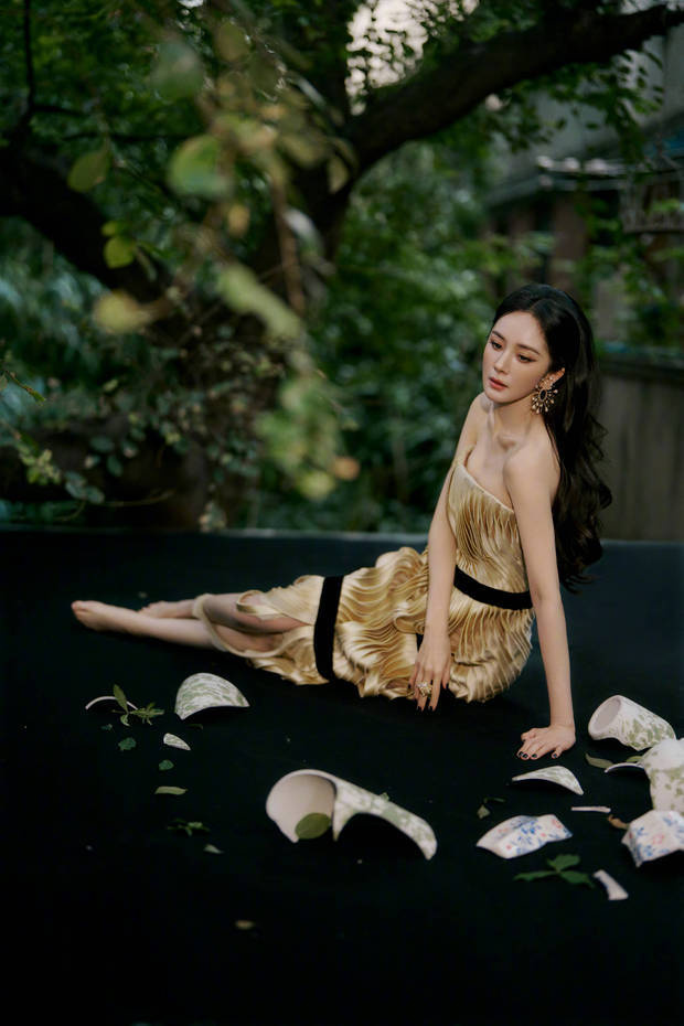 杨幂穿鎏金抹胸裙耀眼夺目 如金色曼陀罗魅力四射 -7 杨幂穿鎏金抹胸裙耀眼夺目 如金色曼陀罗魅力四射 -7