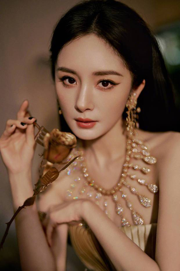 杨幂穿鎏金抹胸裙耀眼夺目 如金色曼陀罗魅力四射 -9 杨幂穿鎏金抹胸裙耀眼夺目 如金色曼陀罗魅力四射 -9