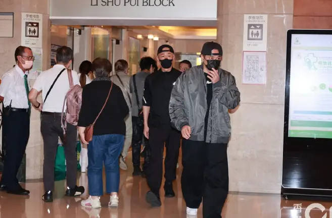 香港艺人纷纷探望昏迷中的许绍雄