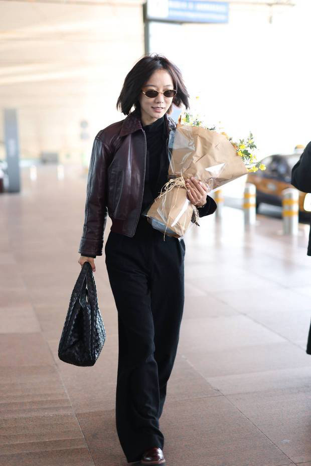 王珞丹现身北京机场 手捧花束笑容灿烂 -1