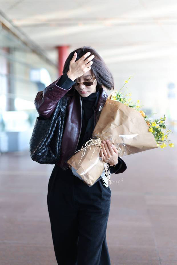 王珞丹现身北京机场 手捧花束笑容灿烂 -2