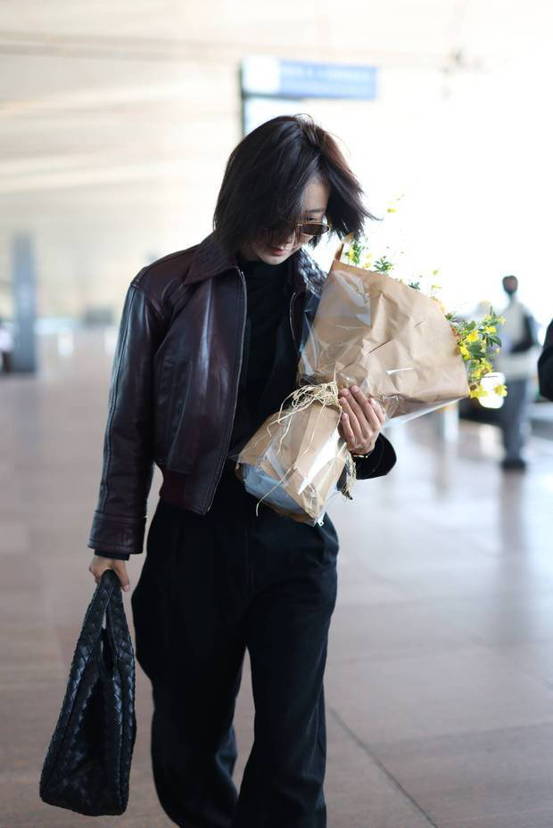 王珞丹现身北京机场 手捧花束笑容灿烂 -4