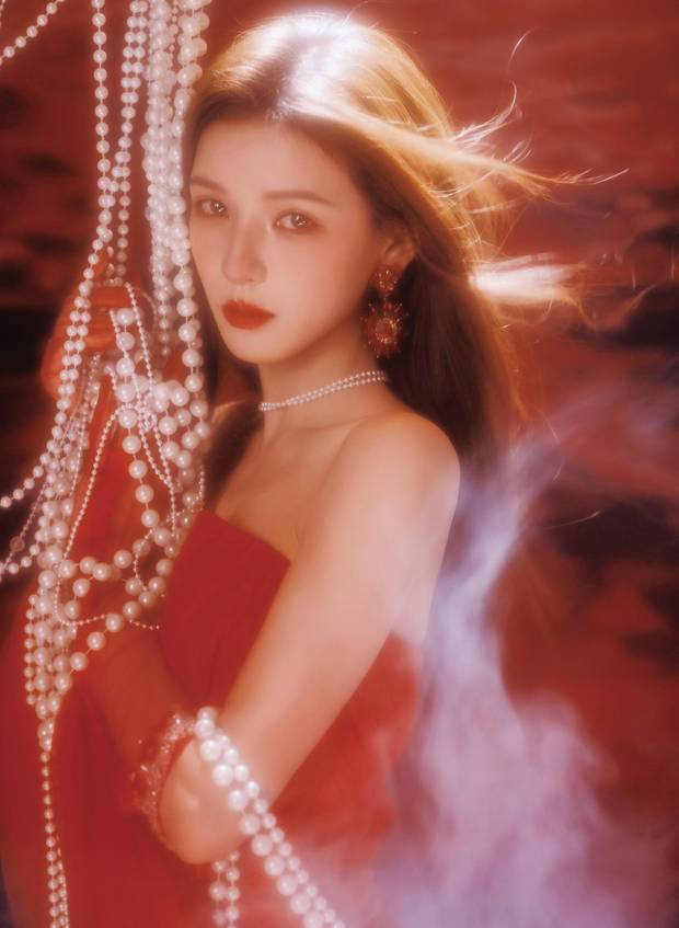 张予曦惊艳红色抹胸裙,神秘梦幻气质温婉 -1 张予曦惊艳红色抹胸裙,神秘梦幻气质温婉 -1