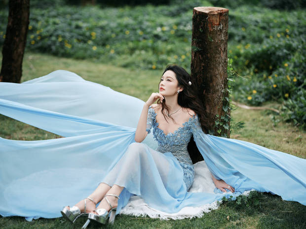 李沁蓝色礼裙搭配卷发，气质优雅 -2