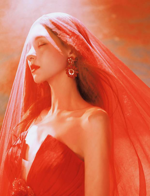 张予曦惊艳红色抹胸裙,神秘梦幻气质温婉 -6 张予曦惊艳红色抹胸裙,神秘梦幻气质温婉 -6