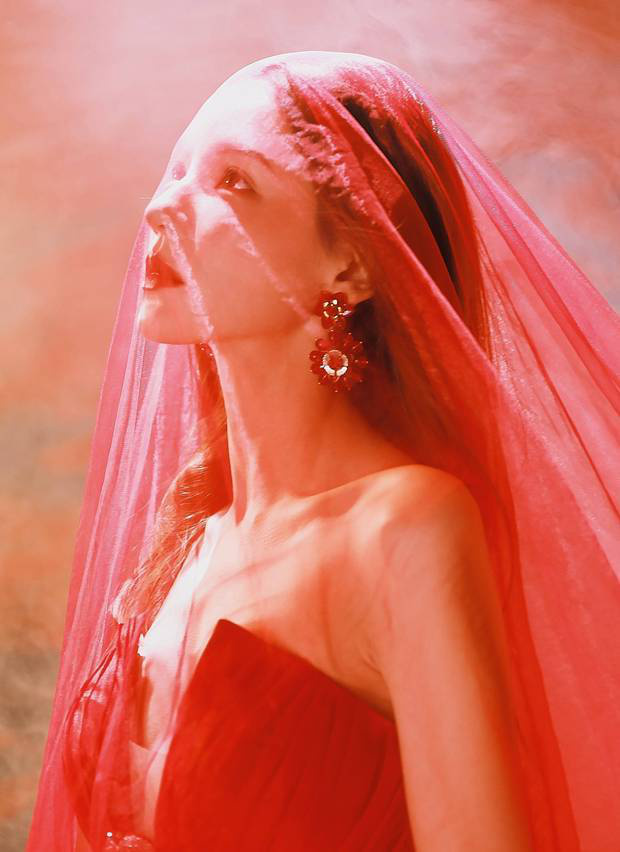 张予曦惊艳红色抹胸裙,神秘梦幻气质温婉 -5 张予曦惊艳红色抹胸裙,神秘梦幻气质温婉 -5