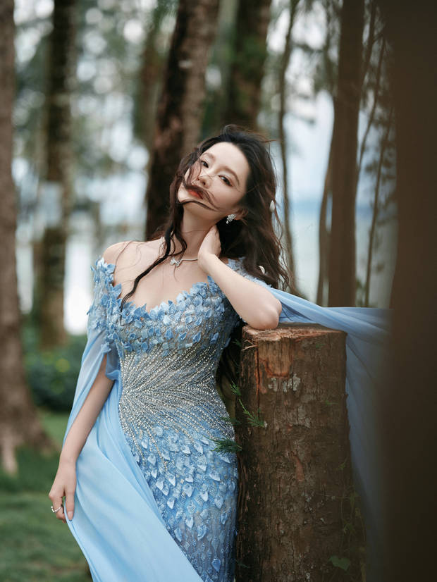 李沁蓝色礼裙搭配卷发，气质优雅 -1