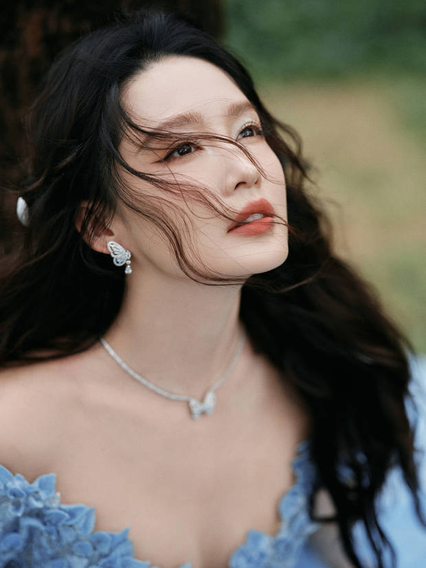 李沁蓝色礼裙搭配卷发，气质优雅 -7