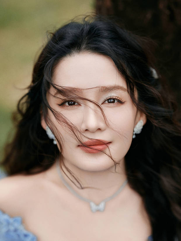 李沁蓝色礼裙搭配卷发，气质优雅 -6