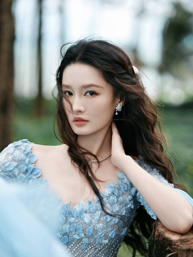 李沁蓝色礼裙搭配卷发，气质优雅 -4