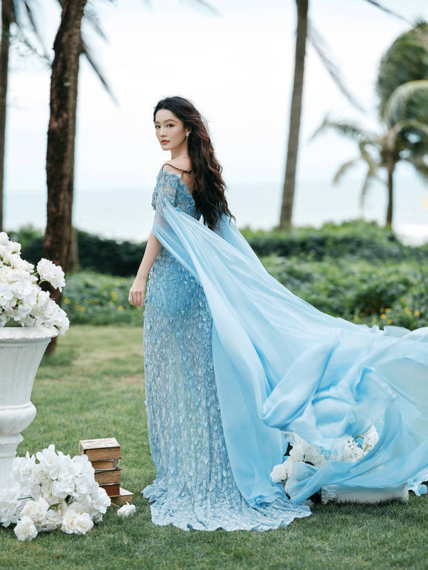 李沁蓝色礼裙搭配卷发，气质优雅 -9