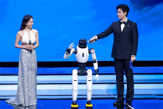 金鸡启鸣 鹭岛生辉:2025年中国金鸡百花电影节开幕 -14 金鸡启鸣 鹭岛生辉:2025年中国金鸡百花电影节开幕 -14