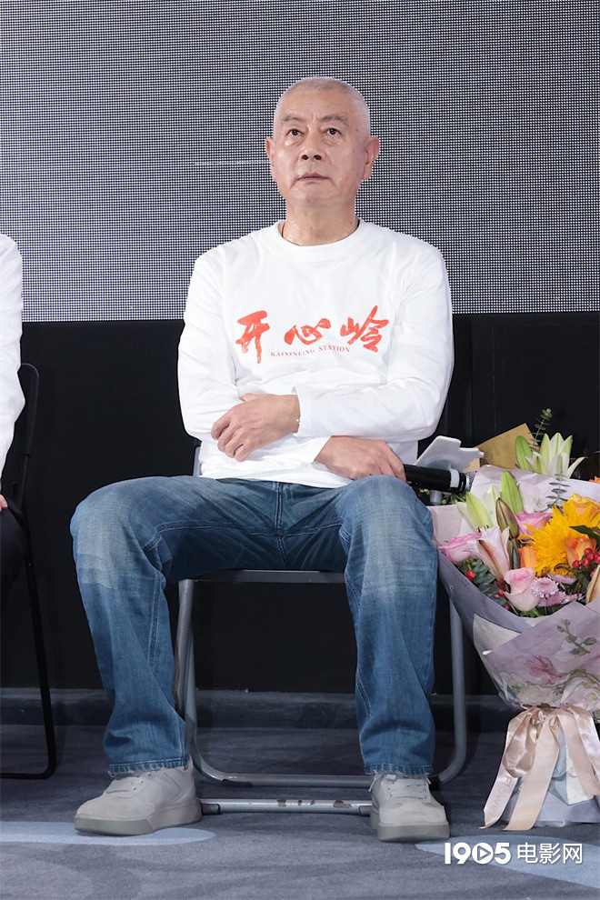 电影《开心岭》首映 巫刚向牺牲烈士鞠躬致敬 -4