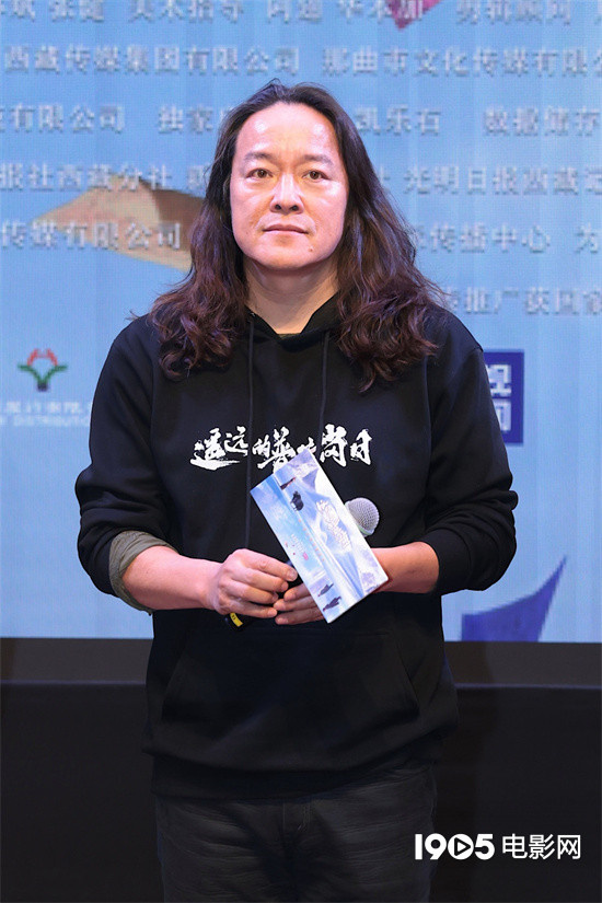 《遥远的普若岗日》首映 佟丽娅、唐诗逸致敬干部 -4