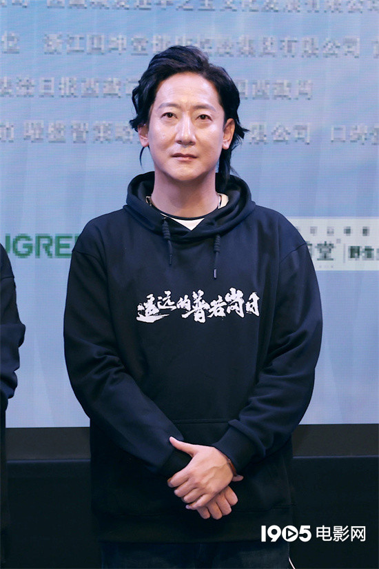 《遥远的普若岗日》首映 佟丽娅、唐诗逸致敬干部 -5