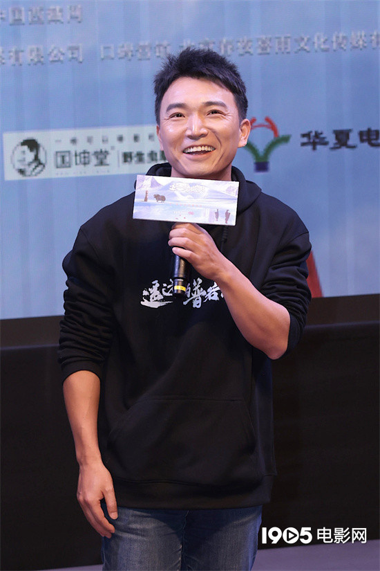 《遥远的普若岗日》首映 佟丽娅、唐诗逸致敬干部 -8