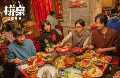 《拼桌》曝口碑特辑 王传君江疏影找寻生活归属感