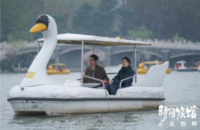 电影《时间旅馆》举办北京首映礼 发布主题曲《晚灯伏案》MV