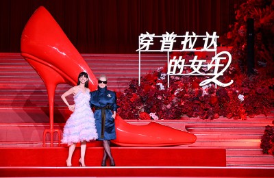 《穿普拉达的女王2》璀璨之夜 梅姨与海瑟薇亮相
